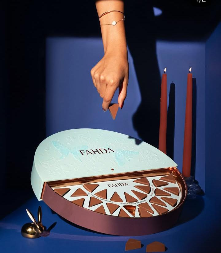 علبة Fahda cheesecake بتقديم فاخر وتصميم أنيق للشوكولاتة