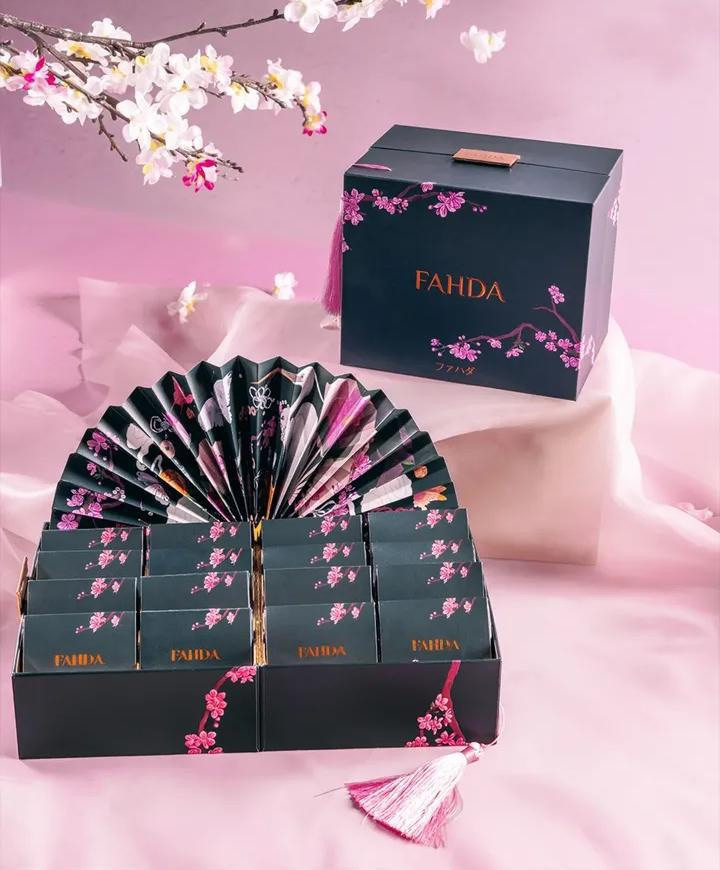 علبة Fahda coins box بتقديم فاخر وتصميم أنيق مع علب شوكولاتة صغيرة