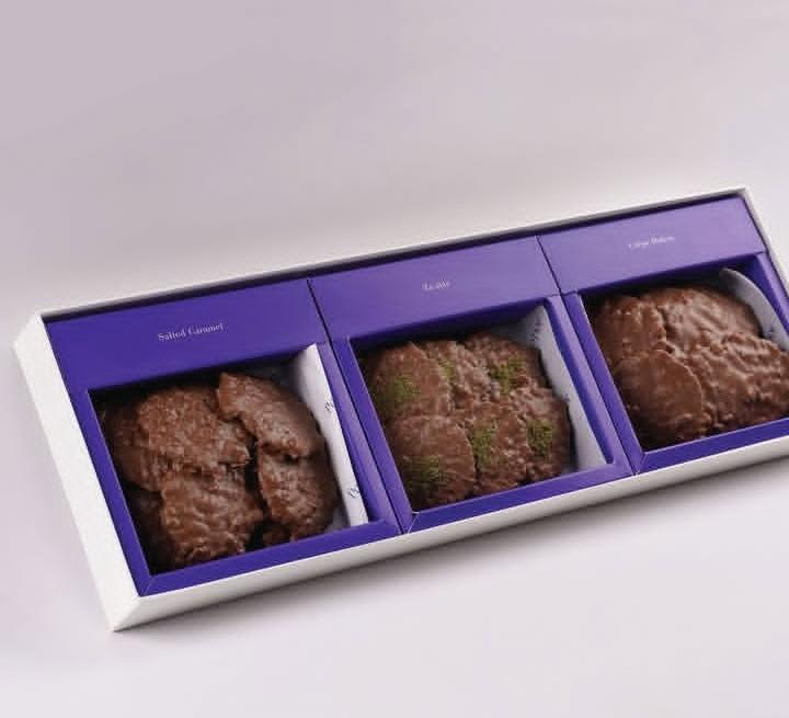 علبة PocoDor classic chocolate بتشكيلة شوكولاتة فاخرة وتصميم أنيق